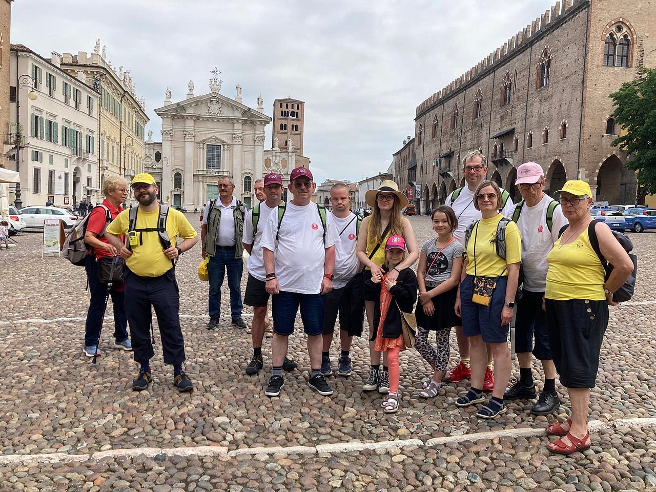 Die rot-weiß-rote Reisegruppe in Verona. Im Hintergrund sieht man die Altstadt. 