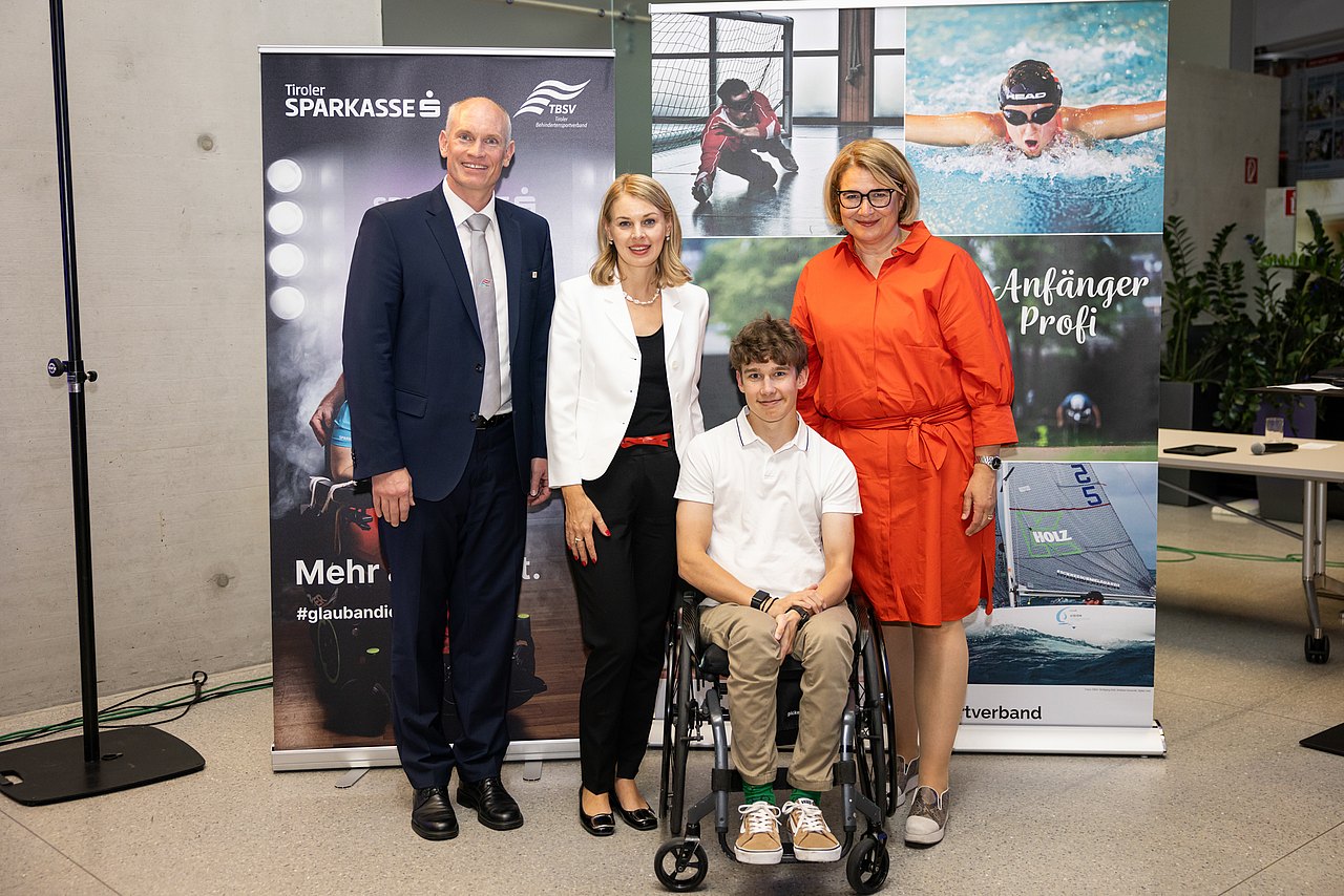 [Translate to Deutsch (Leichte Sprache):] Gruppenfoto mit Gerald Daringer, Präsident Tiroler Behindertensportverband, Elisabeth Mayr, Vize-Bürgermeisterin Innsbruck, Benjamin Hundsbichler, Profi-Handbiker und Karin Svoboda, Vorständin Tiroler Sparkasse.