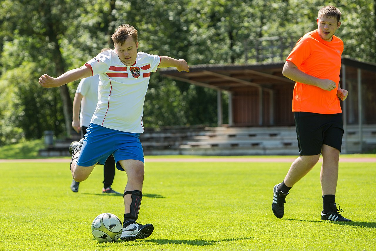 Ein Spieler mit Downsyndrom holt zum Schuss aus.