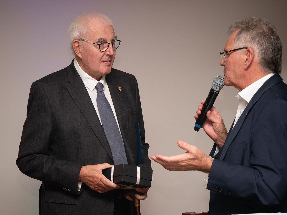 VBSV-Präsident Edgar Mayer überreicht Dr. Kukla das Ehrenzeichen in Gold für Funktionäre.