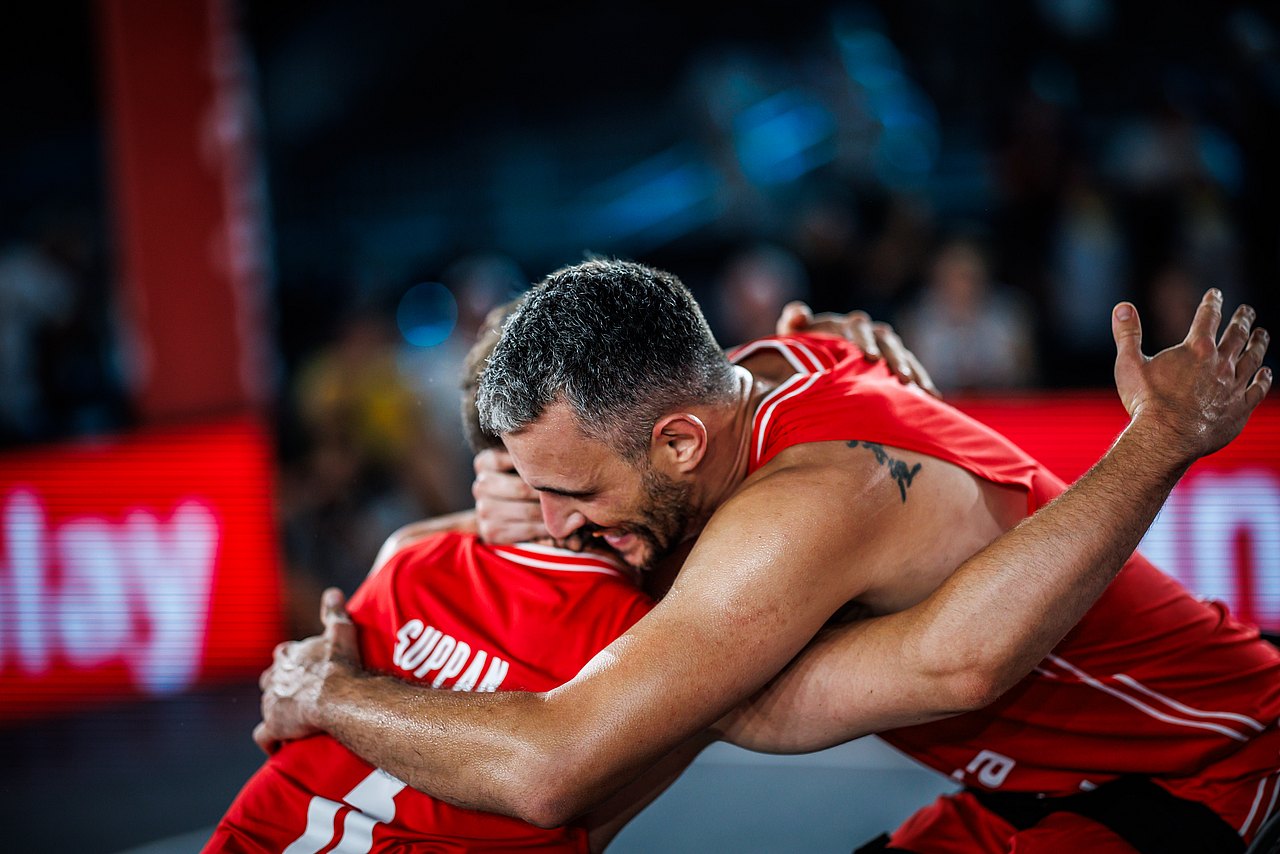 2 Spieler der österreichischen Nationalmannschaft umarmen sich nach dem Einzug ins Finale. 