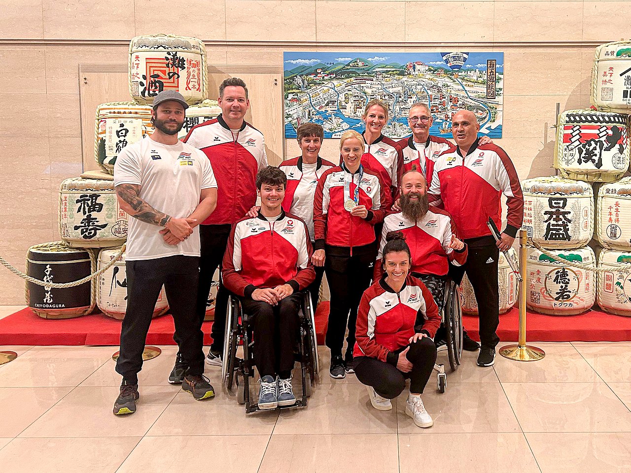 Gruppenfoto der Leichtathleten und ihres Betreuerteams. 