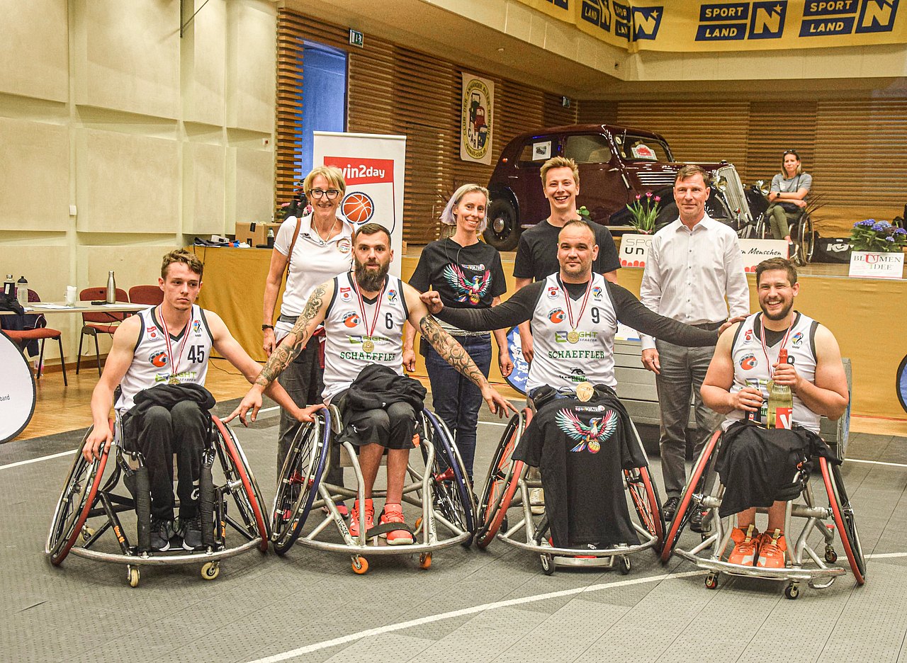 [Translate to Deutsch (Leichte Sprache):] Das Bild zeigt das Siegerteam auf einem Gruppenfoto: Leon Fellegger, Nikola Bistrovic, Ademir Demirovic und Christoph Edler. Stehend: ÖBSV-Sportdirektorin Andrea Scherney, Sportkultur-Initiatorin Monika Stolze, Moderator Julian Hameder und ÖBSV Generalmanager Matthias Bogner; 