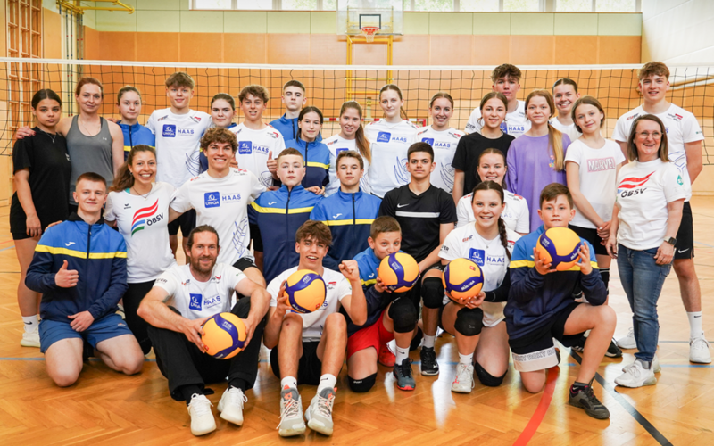 Gruppenfoto: Die Teilnehmenden der Sportwoche spielten gemeinsam mit den Schülerinnen und Schülern des Gymnasiums Hartberg Volleyball. 