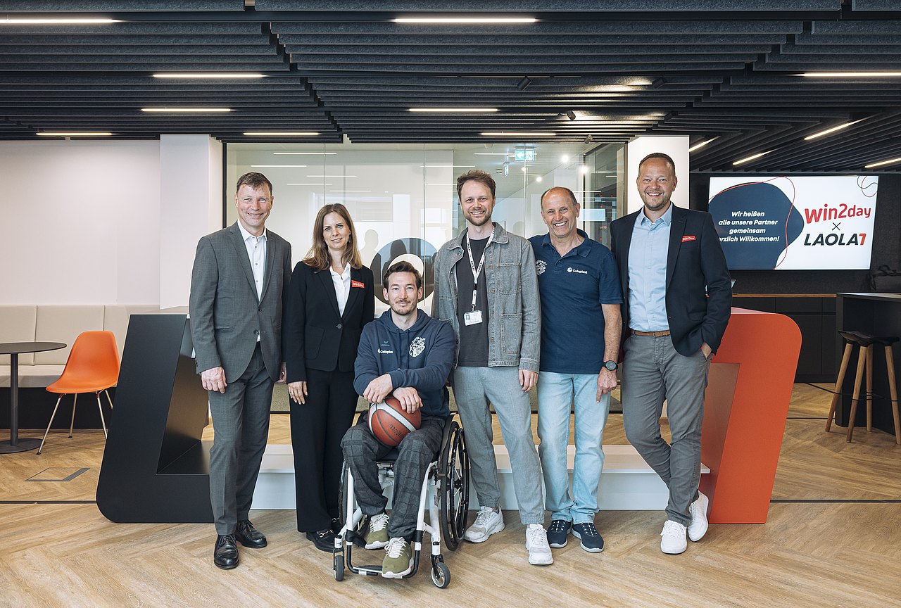 [Translate to Deutsch (Leichte Sprache):] Das Foto zeigt Matthias Bogner (Generalmanager ÖBSV), Elisabeth Altman (Sportsponsoring win2day), Philipp Hochenburger (Sitting Bulls), Johannes Wiesmann (Head of Content LAOLA1), Andi Zankl (Headcoach Sitting Bulls) und Wolfgang Jethan (Sportsponsoringg win2day) auf einem Gruppenfoto. 