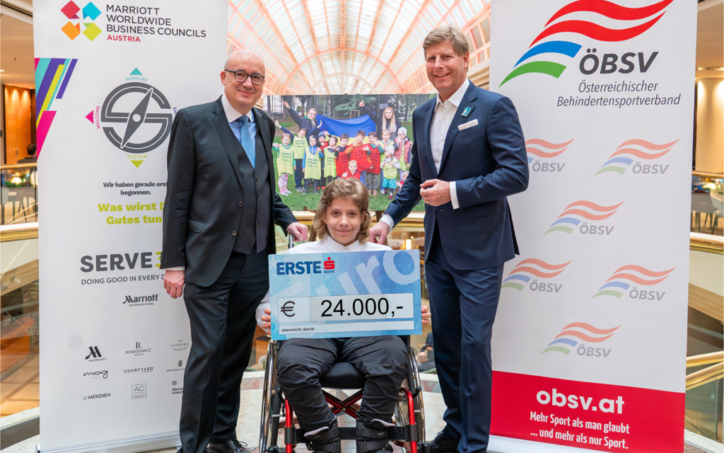 Dieter Fenz, General Manager des Vienna Marriott Hotels, ÖBSV-Präsident Julian Hadschieff und der junge Sportler Sascha aus der Ukraine bei der feierlichen Scheckübergabe. 