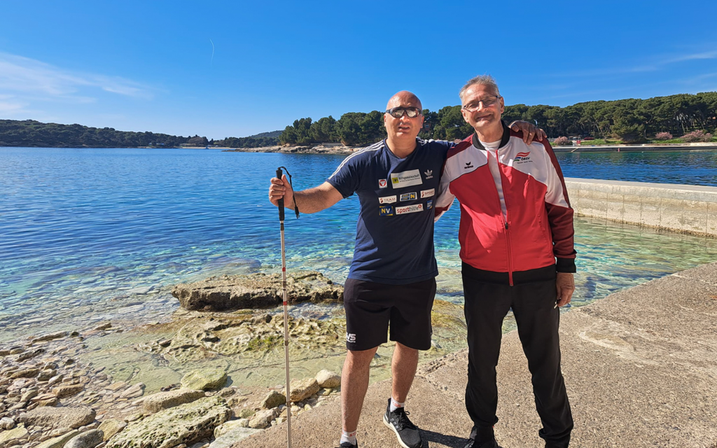 Bil Marinkovic und Betreuer Ivo Vanatko am Meer.